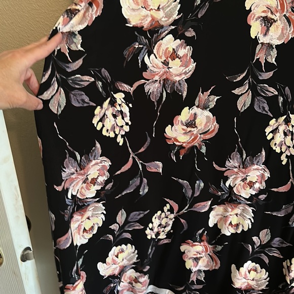 Maurice’s sleeveless dress. Lays really nice on! Beautiful flowers. Size 3X. - Picture 5 of 8